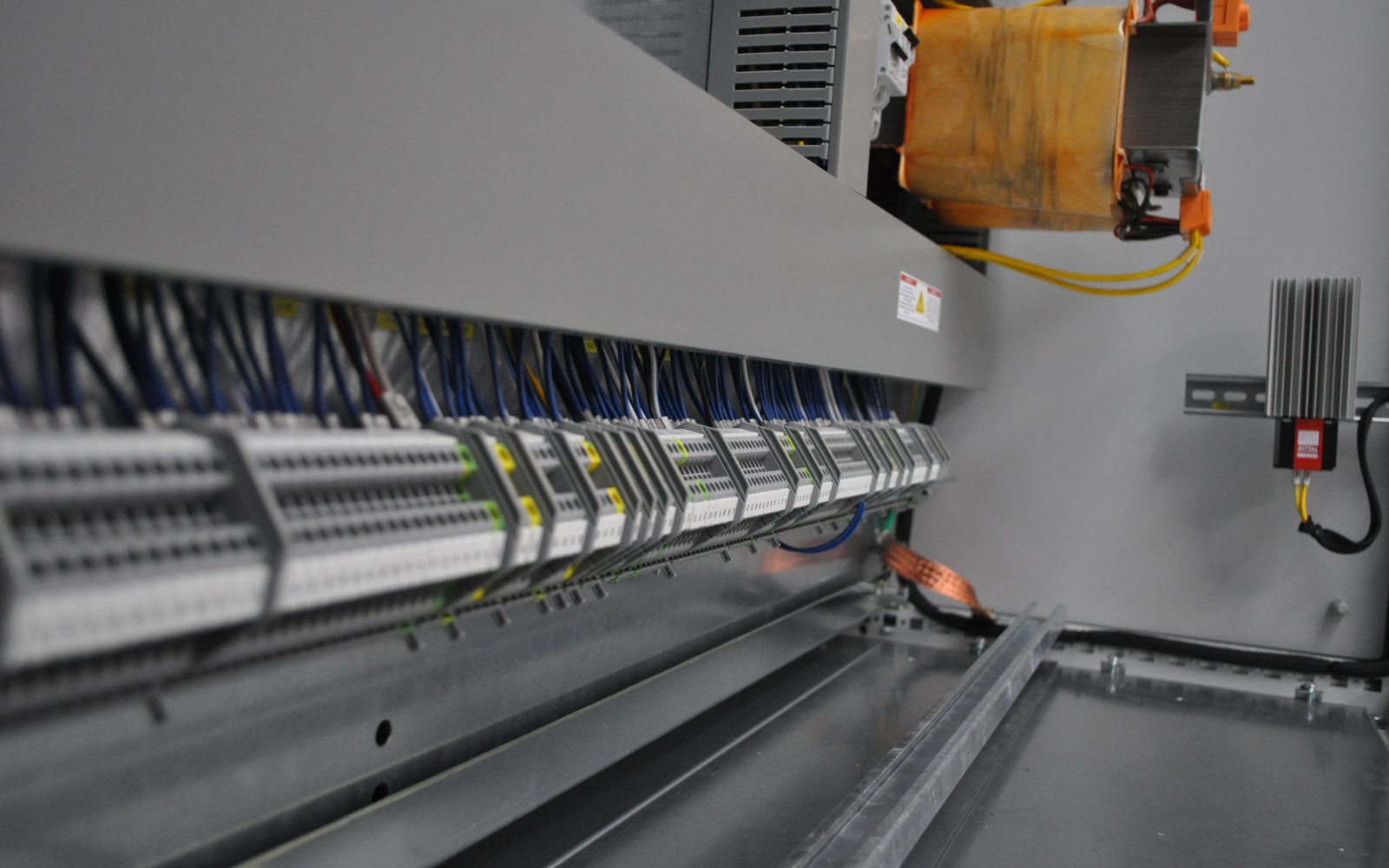 Morsettiere e conduttori marcati all'interno di un quadro elettrico industriale TF Elettra