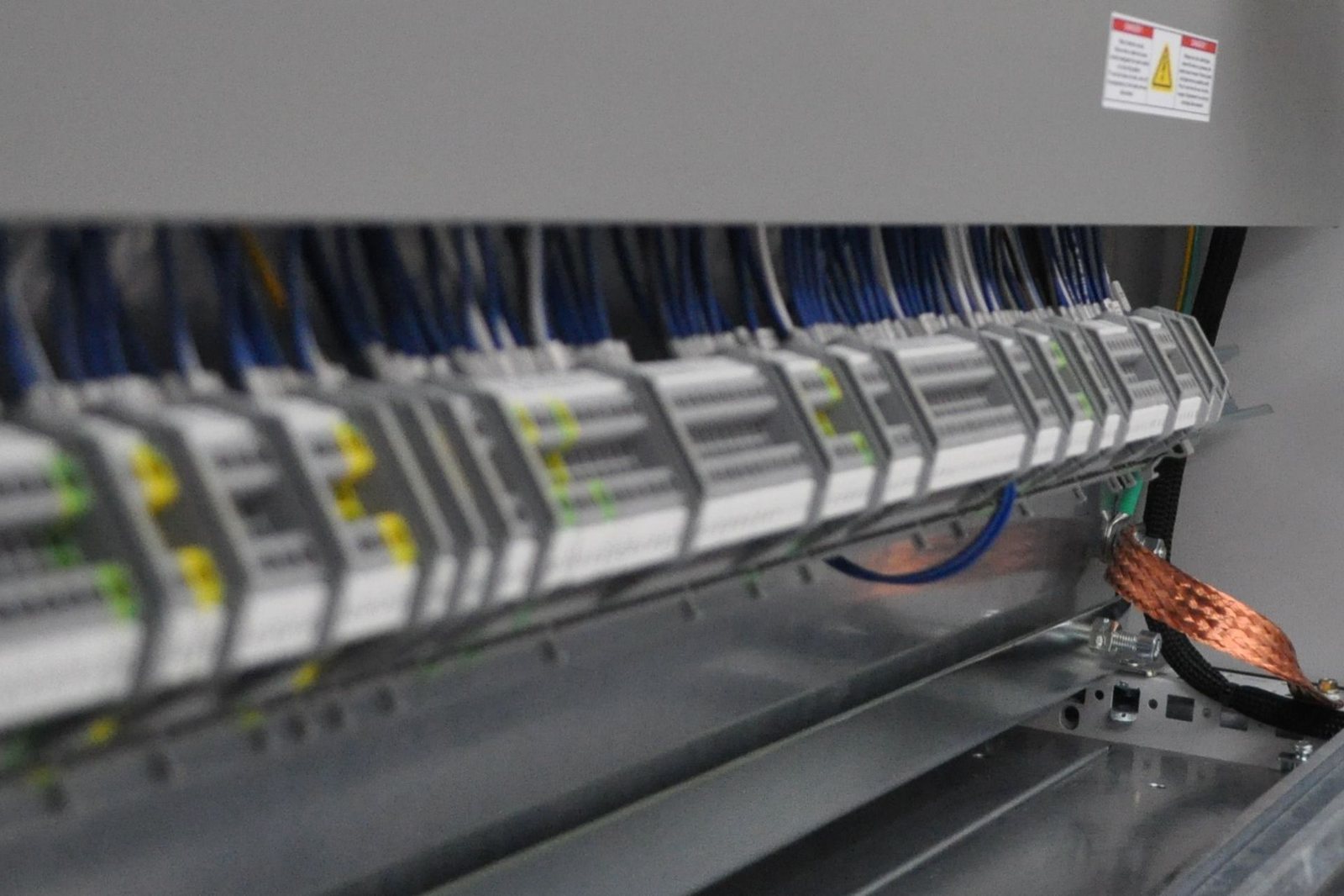 Interno di un quadro elettrico TF Elettra con morsettiere allineate, conduttori marcati e treccia di terra