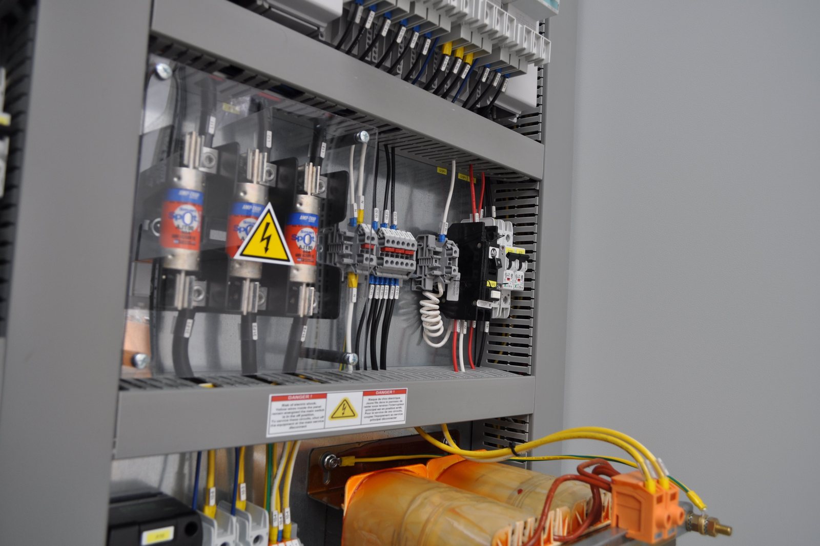 Portafusibili classe J e targhe DANGER bilingui in un quadro elettrico certificato UL 508A