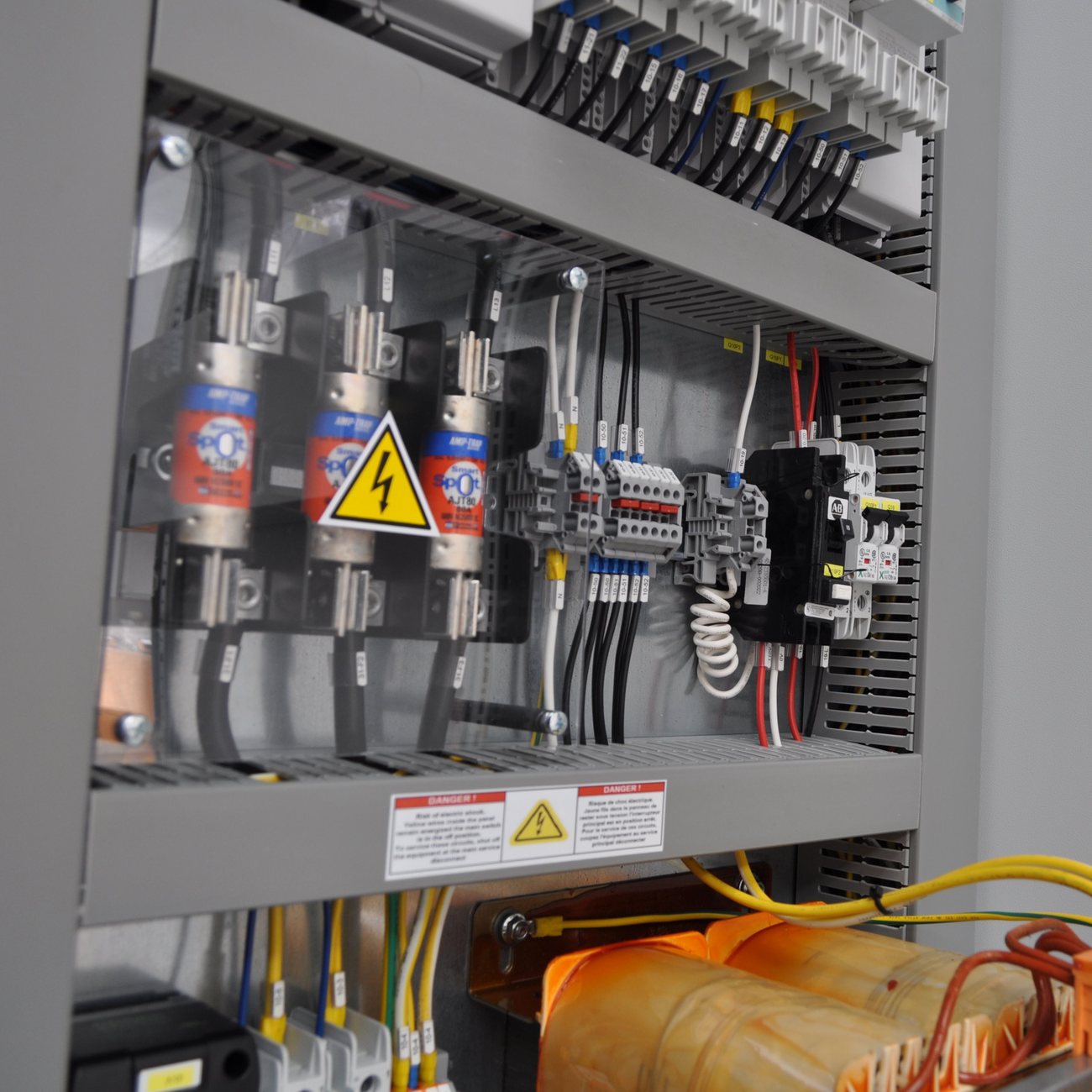 Sezione di potenza di un quadro elettrico industriale con portafusibili, sezionatore e trasformatore